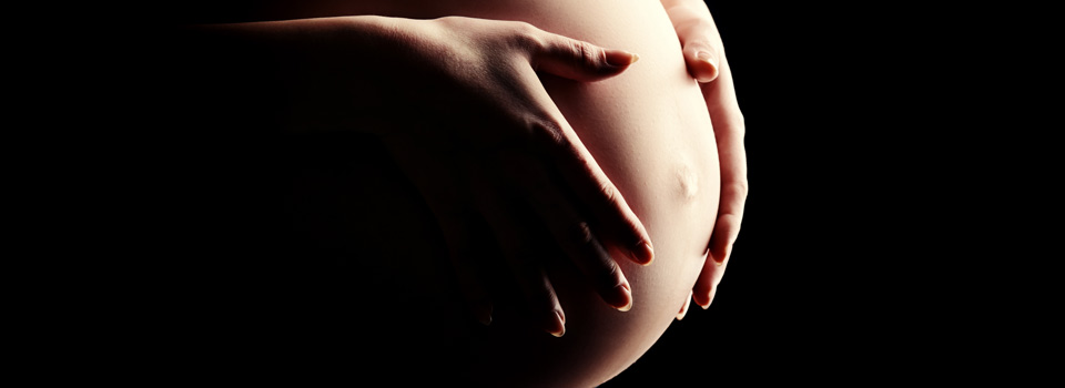 Close-up-of-a-pregnant-woman-960x350